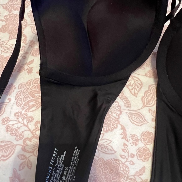 Victoria’s Secret Miraculous Plunge Bra 36A NWT - Picture 2 of 4